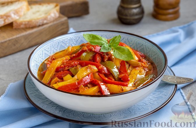 Фото к рецепту: Пеппероната (рагу из болгарского перца в томатном соусе)