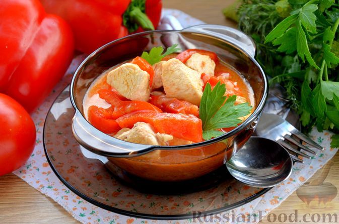 Фото к рецепту: Паприкаш с куриным филе и помидорами
