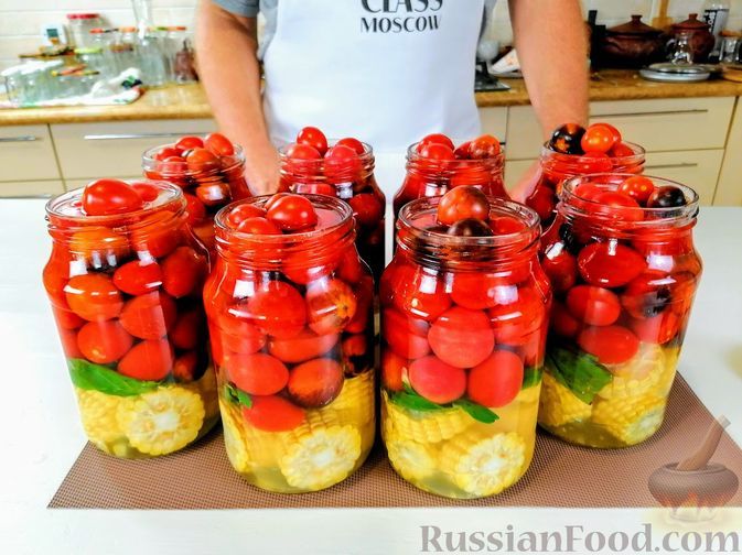 Фото к рецепту: Помидоры по-мурмански (помидоры с кукурузой и базиликом на зиму)