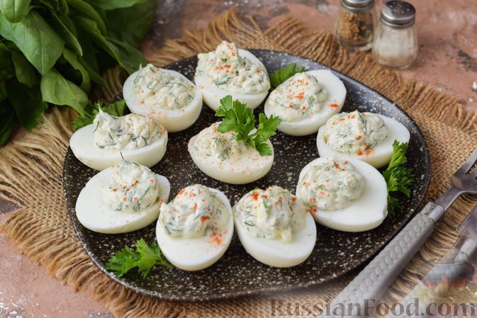 Фото к рецепту: Яйца, фаршированные рисом и зеленью