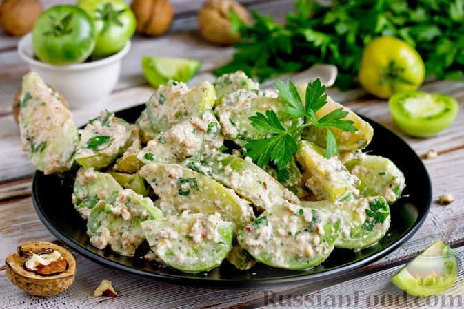 Фото к рецепту: Салат из зелёных помидоров с петрушкой и орехово-луковой заправкой