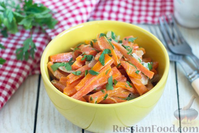 Фото к рецепту: Морковь, тушенная с луком в сливочном соусе