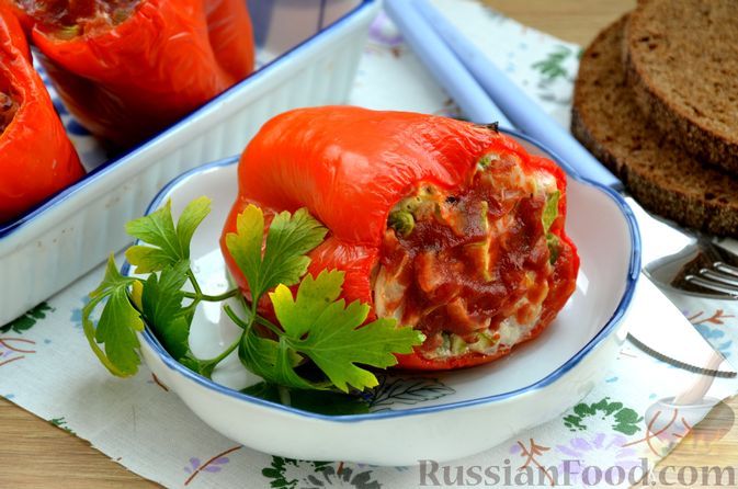Фото к рецепту: Фаршированные перцы с рубленым мясом и овощами, запечённые в духовке