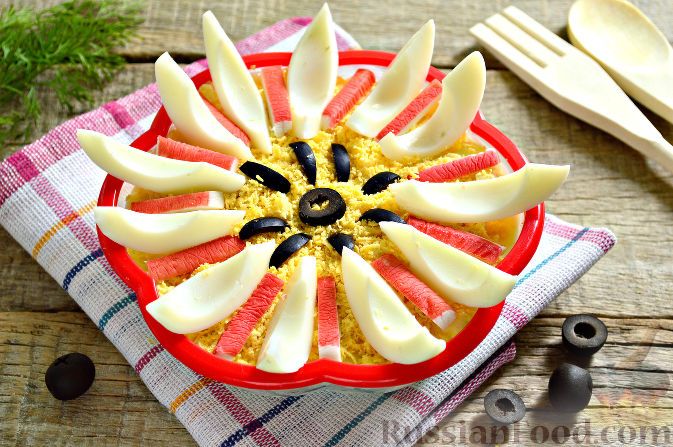 Фото к рецепту: Салат на день рождения, с крабовыми палочками и яблоком