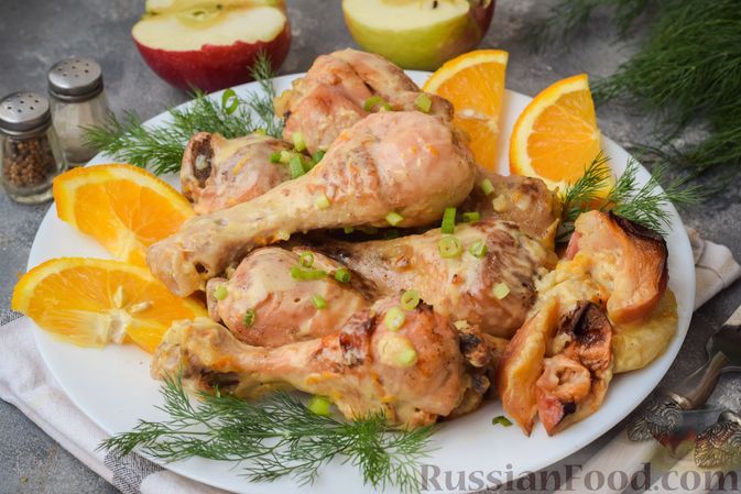 Фото к рецепту: Куриные ножки, запечённые с яблоками и апельсиново-сливочным соусом