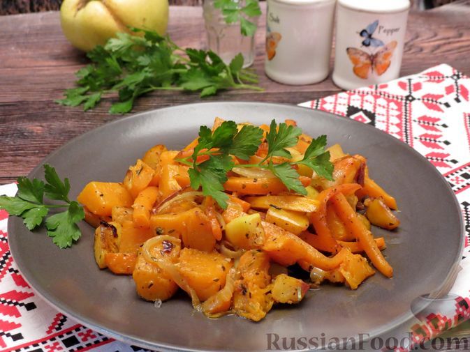 Фото к рецепту: Тыква, жаренная с айвой и морковью
