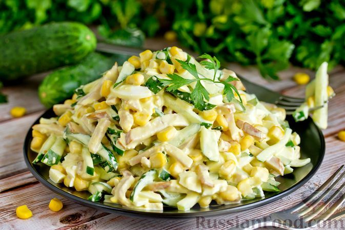 Фото к рецепту: Салат из огурцов, ветчины, кукурузы и яиц