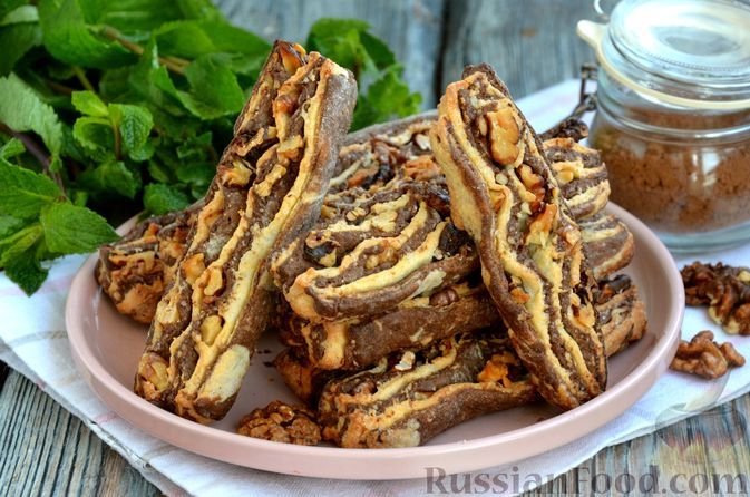 Фото к рецепту: Полосатое песочное печенье с грецкими орехами