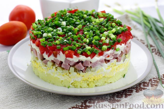 Фото к рецепту: Слоёный салат с ветчиной, картофелем, помидорами, шампиньонами и яйцами