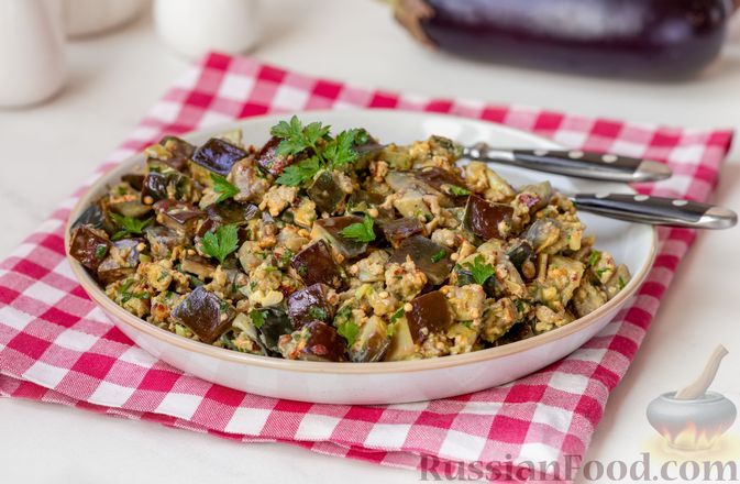 Фото к рецепту: Баклажаны как грибы, жаренные с яйцами, луком и чесноком