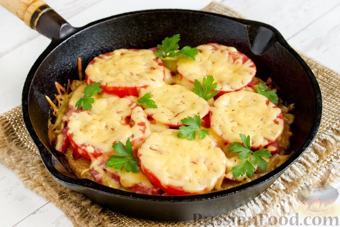 Фото к рецепту: Картофельная пицца с колбасой и помидорами (в сковороде)