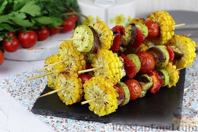 Фото к рецепту: Шашлык из кукурузы и овощей на шпажках (в духовке)