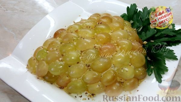 Фото к рецепту: Праздничный салат "Гроздь винограда"