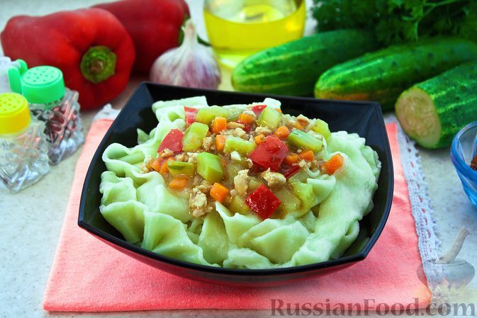 Фото к рецепту: Огуречная лапша с овощами и фаршем