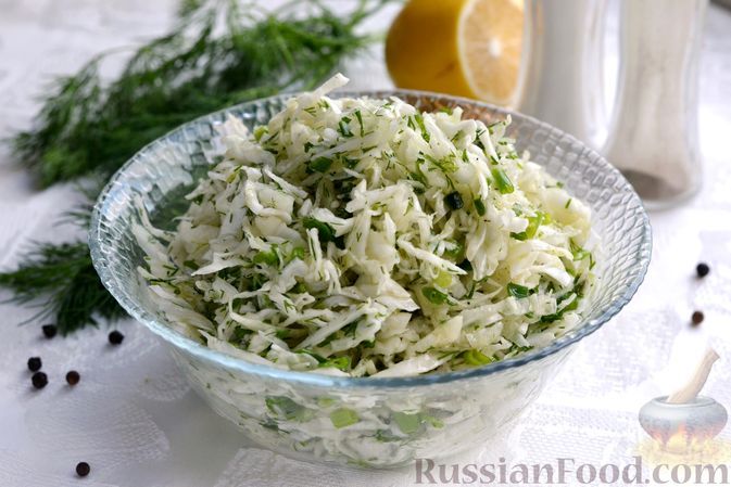 Фото к рецепту: Салат с капустой, зелёным луком и укропом