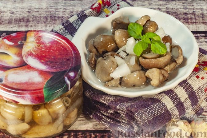 Фото к рецепту: Маринованные белые грибы (на зиму)