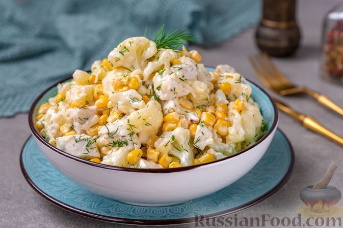 Фото к рецепту: Салат с курицей, цветной капустой, кукурузой и сыром