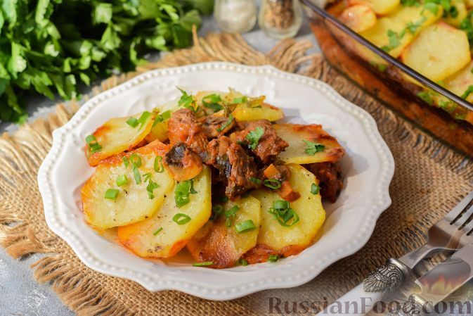 Фото к рецепту: Тушёная говядина, запечённая с картошкой и грибами
