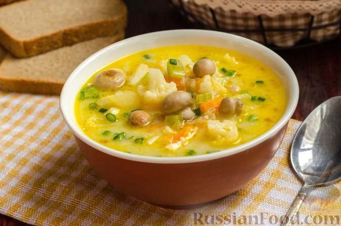 Фото к рецепту: Суп с цветной капустой, шампиньонами и плавленым сыром