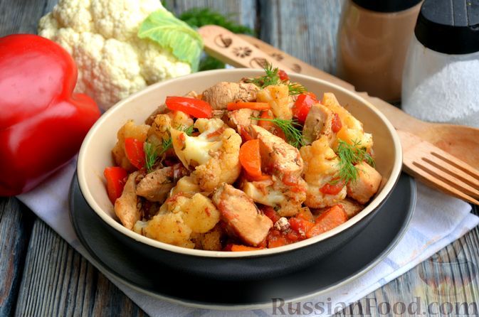 Фото к рецепту: Куриное филе, тушенное с цветной капустой и помидорами