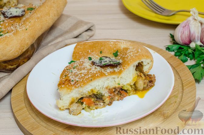 Фото к рецепту: Пирог наоборот, с фаршем, брокколи, грибами и сладким перцем