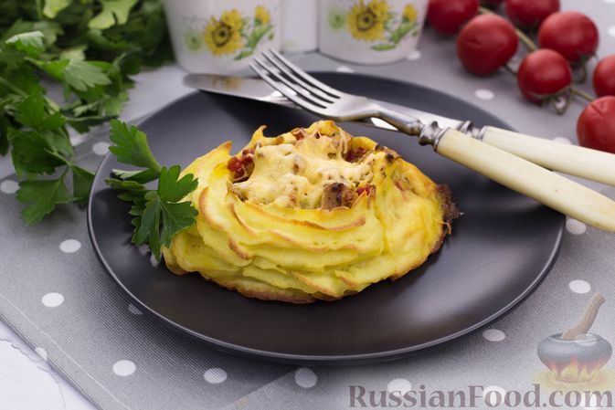 Фото к рецепту: Картофельные "гнёзда" с куриным филе и сметанной заливкой (в духовке)