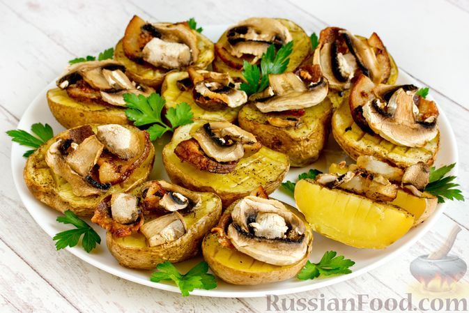 Фото к рецепту: Картофель, запечённый с салом и грибами