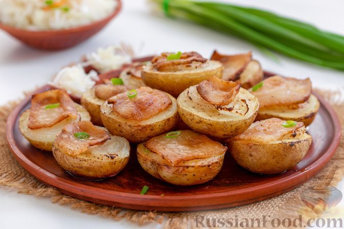 Фото к рецепту: Картофель, запечённый с салом и репчатым луком