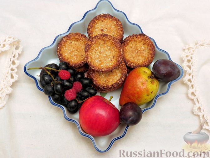Фото к рецепту: Медово-овсяные тарталетки с фундуком и кунжутом