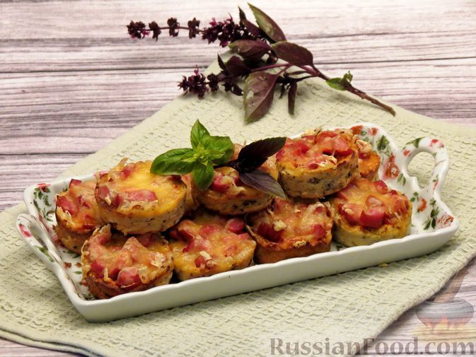 Фото к рецепту: Закусочные "маффины" из цветной капусты с колбасками, сыром и томатным соусом