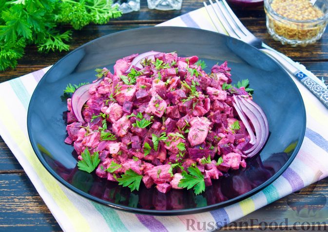 Фото к рецепту: Салат с курицей, свёклой и маринованным луком