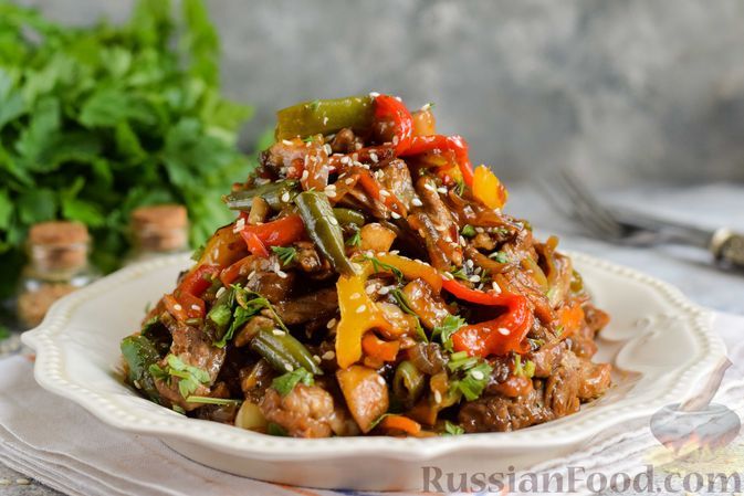 Фото к рецепту: Свинина, жаренная с овощами и грибами, с соевым соусом