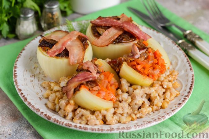 Фото к рецепту: Перловая каша, запечённая с луком, фаршированным овощами, и беконом