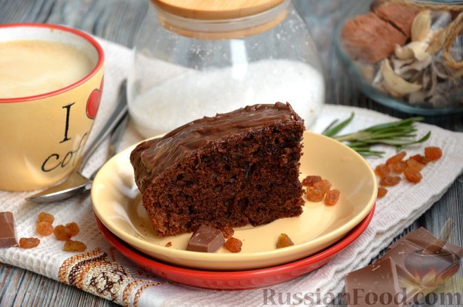 Фото к рецепту: Влажный шоколадный пирог на кефире, с изюмом