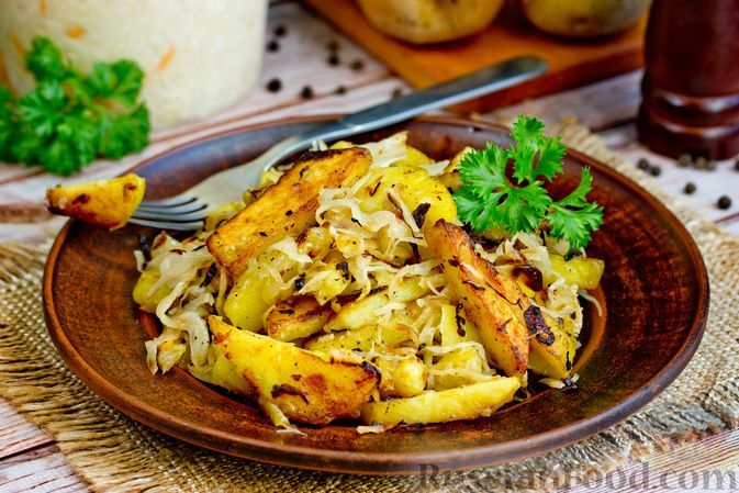 Фото к рецепту: Картошка, жаренная с квашеной капустой