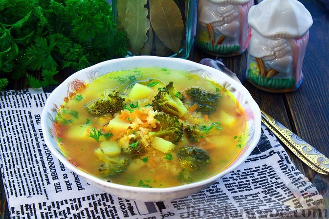 Фото к рецепту: Куриный суп с брокколи и чечевицей