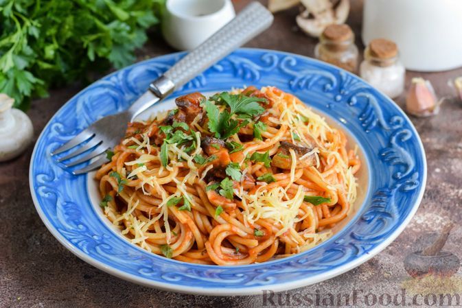 Фото к рецепту: Спагетти с грибами в томатном соусе