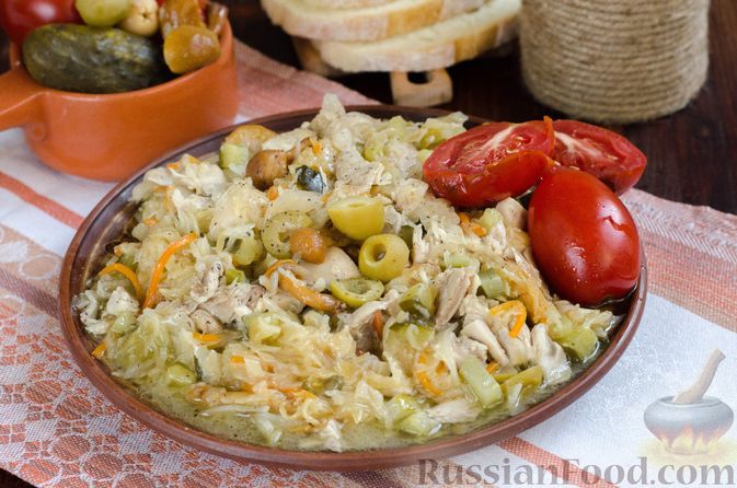Фото к рецепту: Солянка "Орловская" с квашеной капустой, курицей, оливками и опятами