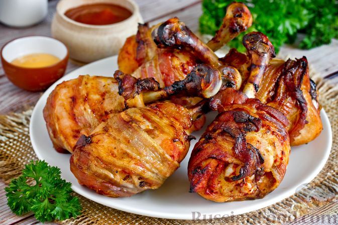 Фото к рецепту: Куриные голени, запечённые в беконе