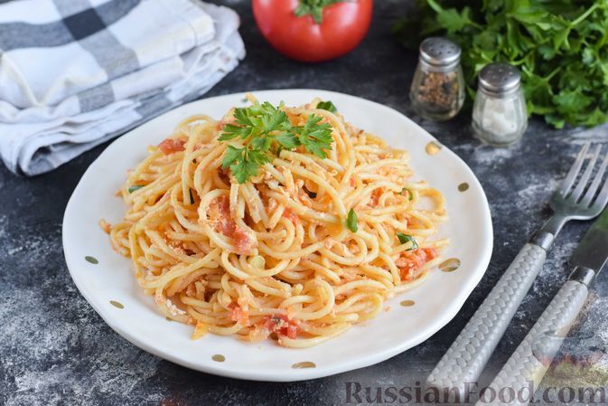 Фото к рецепту: Спагетти с помидорами, луком и яйцом
