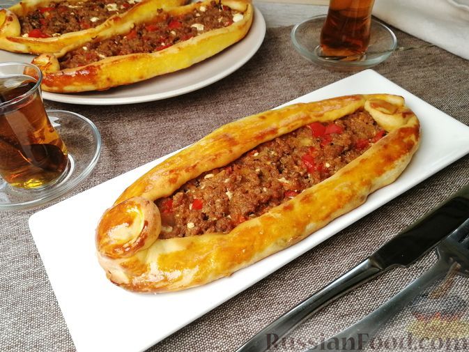Фото к рецепту: Пиде с фаршем, овощами и фетой (или Турецкая "пицца")