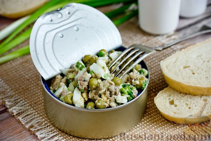 Фото к рецепту: Салат из рыбных консервов с зелёным горошком