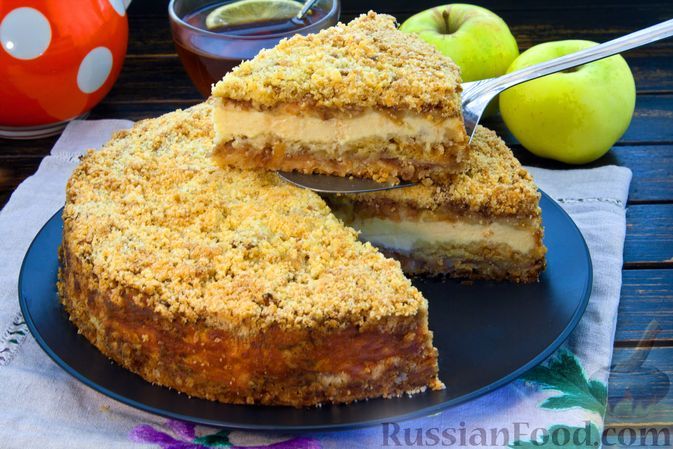 Фото к рецепту: Насыпной пирог с яблоками и творогом