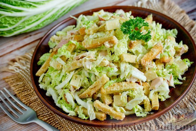 Фото к рецепту: Салат из пекинской капусты, копчёной курицы, сыра и сухариков