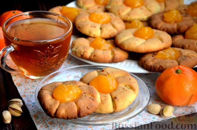 Фото к рецепту: Песочное печенье с фисташками, цедрой и мандариновым кремом