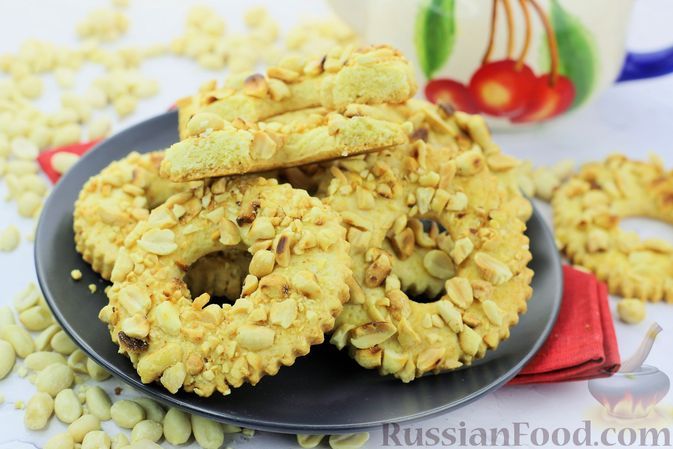 Фото к рецепту: Песочное печенье "Колечки" с арахисом
