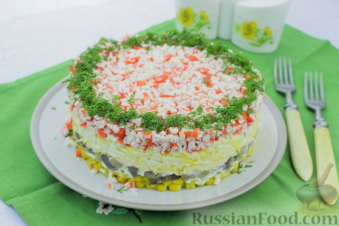 Фото к рецепту: Слоёный салат с крабовыми палочками, шампиньонами, сыром и кукурузой