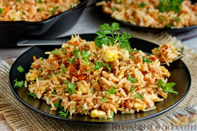 Фото к рецепту: Рис с куриным фаршем и омлетом (на сковороде)