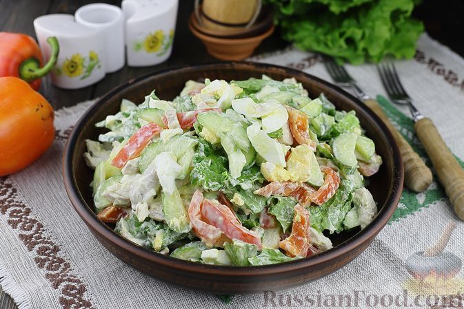 Фото к рецепту: Салат с жареным куриным филе, яйцами и овощами