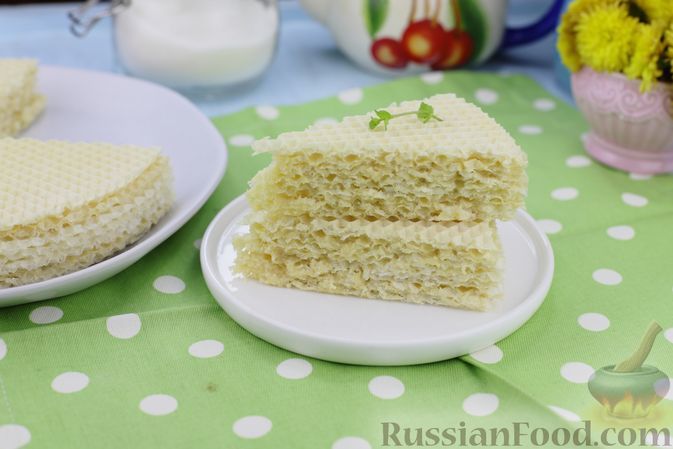 Фото к рецепту: Вафельный торт с кремом из сметаны и сгущёнки